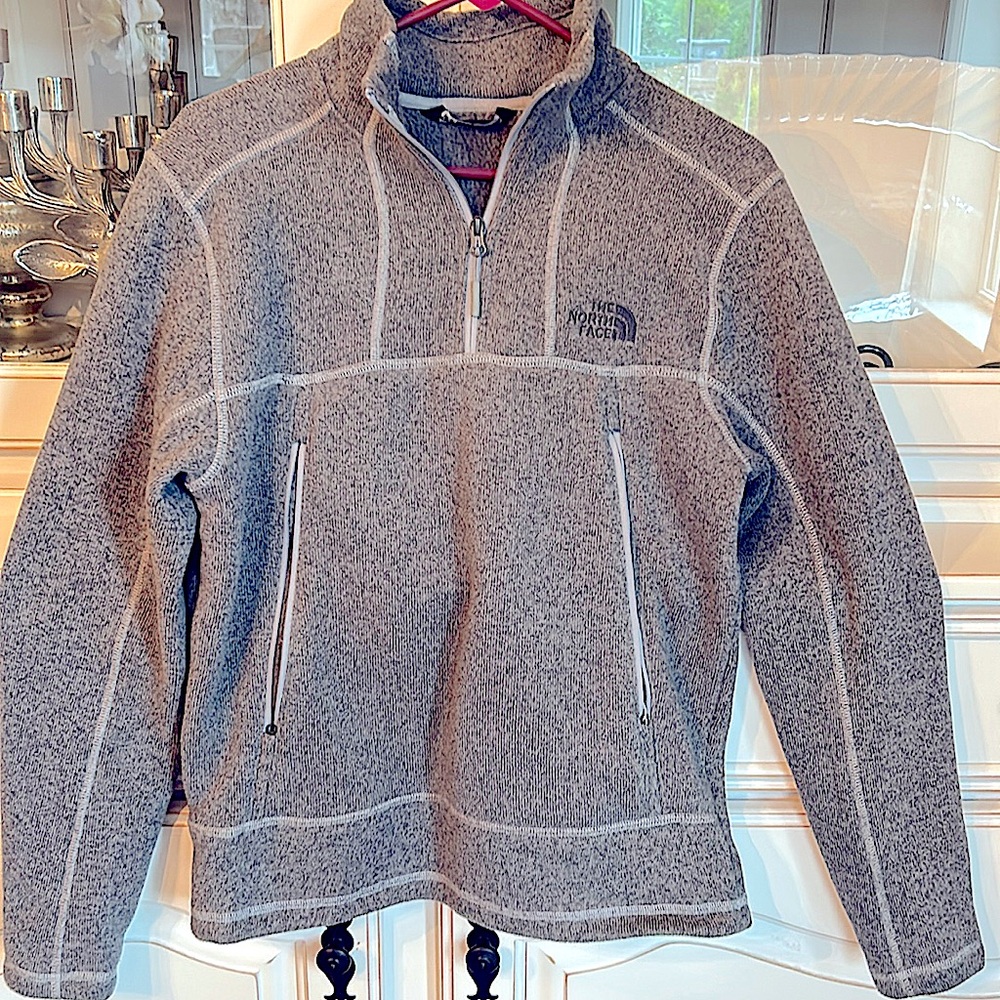 North face polar fleece pullover in gray. Excellent condition.